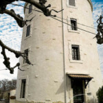 Tour ou maison façade rénovée avec enduit à la chaux imitation torchis avec éclats de pierres