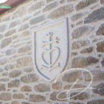 Croix camarguaise dans un blason façon pierre