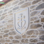 Croix camarguaise dans un blason façon pierre