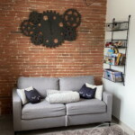 Salon décoré avec un mur imitation briquettes