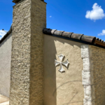 Maison avec grande cheminée décorée en imitation pierre et torchis