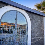 Décoration extérieure enduit à la chaux pierres modernes foncées