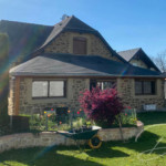 Maison décorée avec enduit à la chaux imitation pierre au charme régional