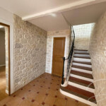 Hall d'entrée et montée d'escalier décorés imitation pierre