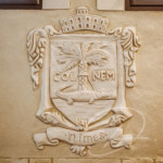 Col Nem, blason sculpté dans l'enduit