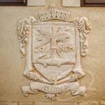 Col Nem, blason sculpté dans l'enduit