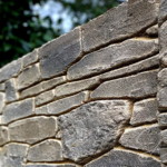 Zoom sur les pierres sèches réalisées en enduit à base de chaux