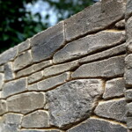 Zoom sur les pierres sèches réalisées en enduit à base de chaux