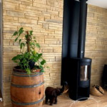 Enduit aspect pierres modernes pour décorer le coin feu