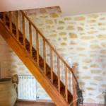 Mur d'escalier décoré imitation pierres beiges