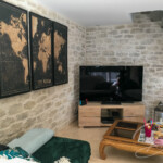 Salon décoré en fausses pierres effet provençal