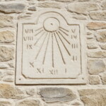 Cadran solaire sculpté à main levée