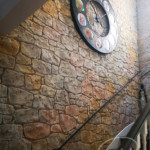 cof_vivid Montée d'escaliers décorée avec enduit imitation pierres de caractère