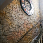 cof_vivid Montée d'escaliers décorée avec enduit imitation pierres de caractère