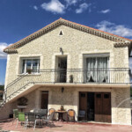 Belle maison et façade décorée avec enduit DECOPIERRE