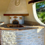 Cuisine et four à pizza décorés en imitation de pierres de plusieurs styles