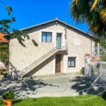 Façade de maison en fausses pierres en enduit à la chaux