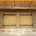 Fausse fenêtre sculptée dans l'enduit DECOPIERRE